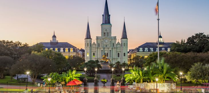 Colourful buildings and street performers in New Orleans’ French Quarter