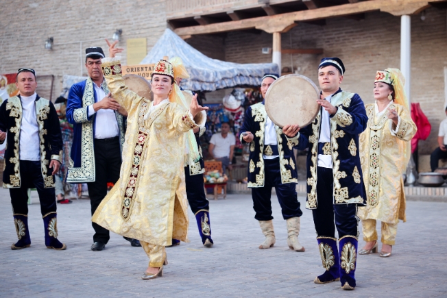 Arooha guest enjoying musicians in national costumes in Uzbekistan