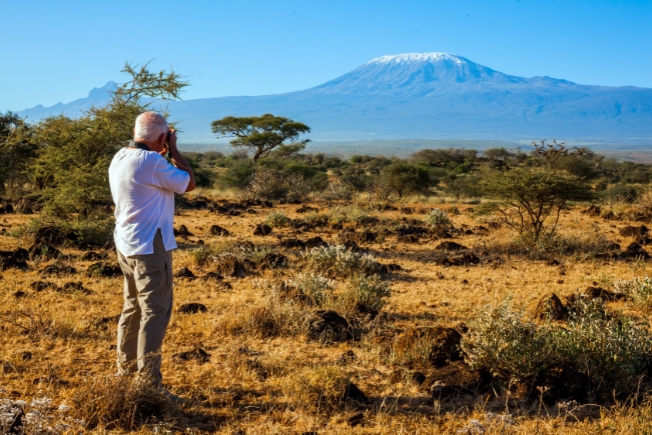 Arooha guest watching Kenya prairies