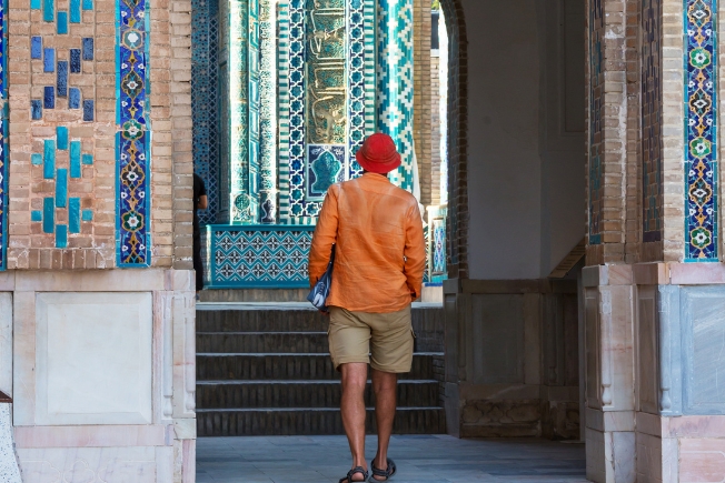 Arooha guest near ancient historic building in Uzbekistan
