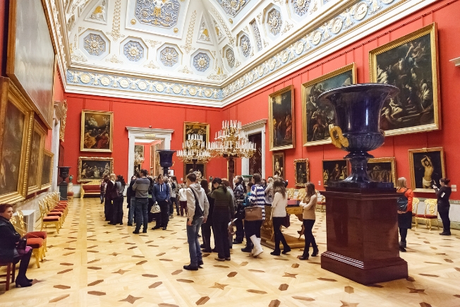 Arooha tourists in hermitage museum